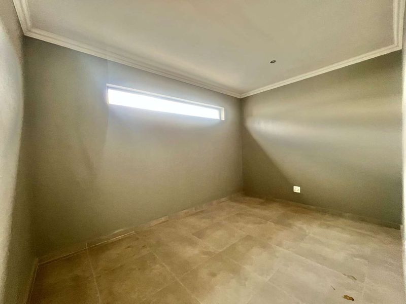 Modern Luxury Living in a prestigious estate - Photo 10