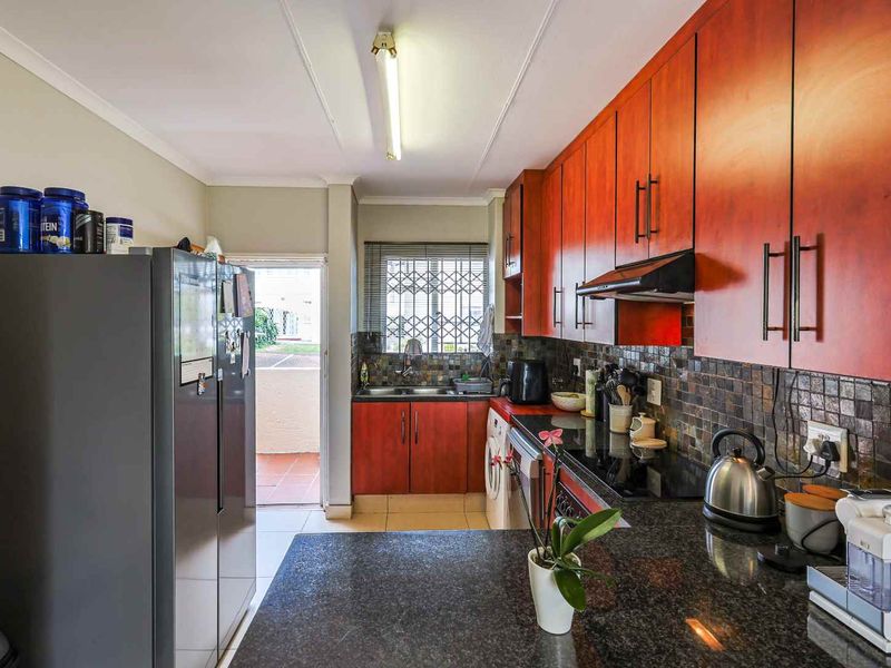 Modern, Spacious 3 Bedroom – Secure Living with a View - Photo 4