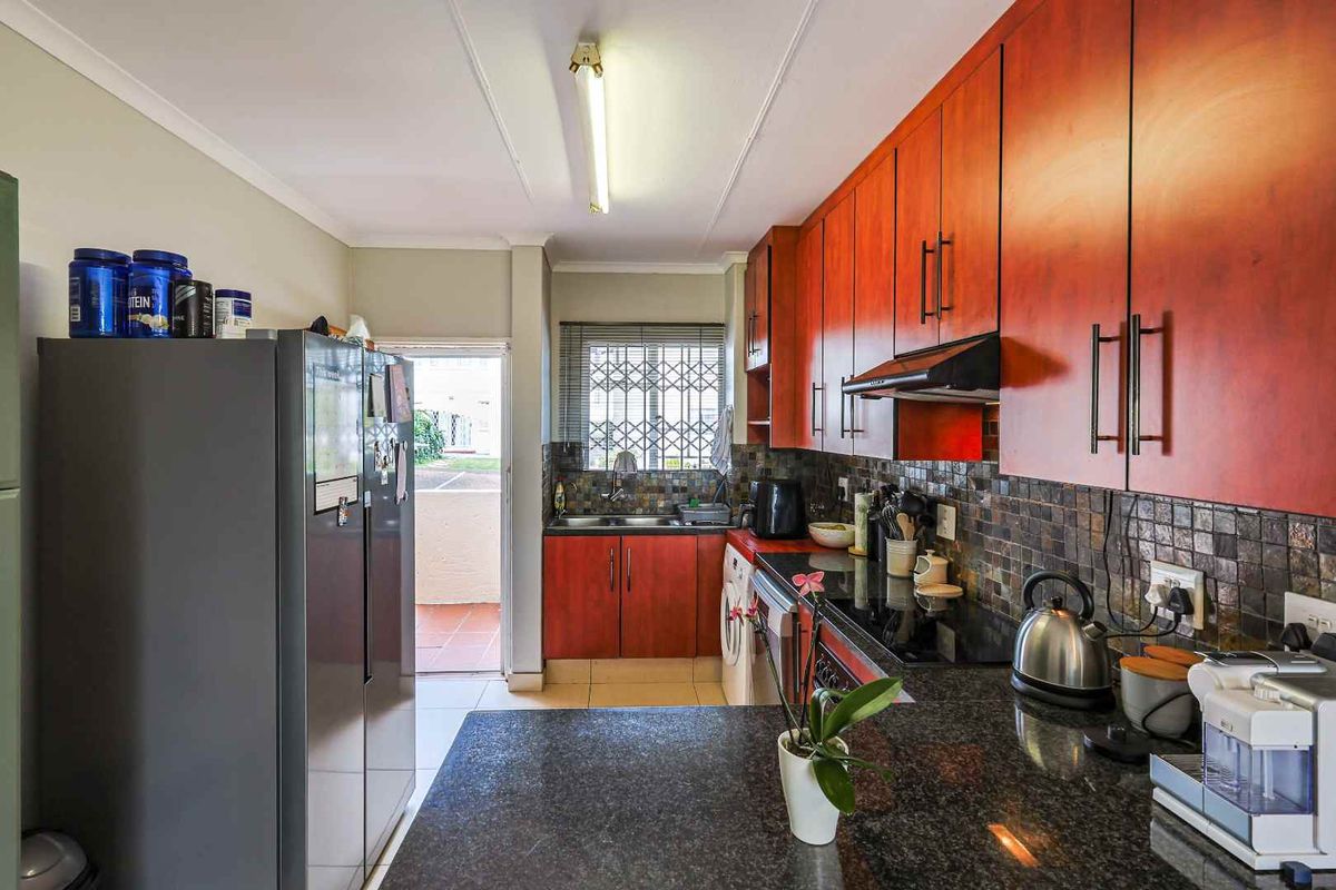 Modern, Spacious 3 Bedroom – Secure Living with a View - Photo 4