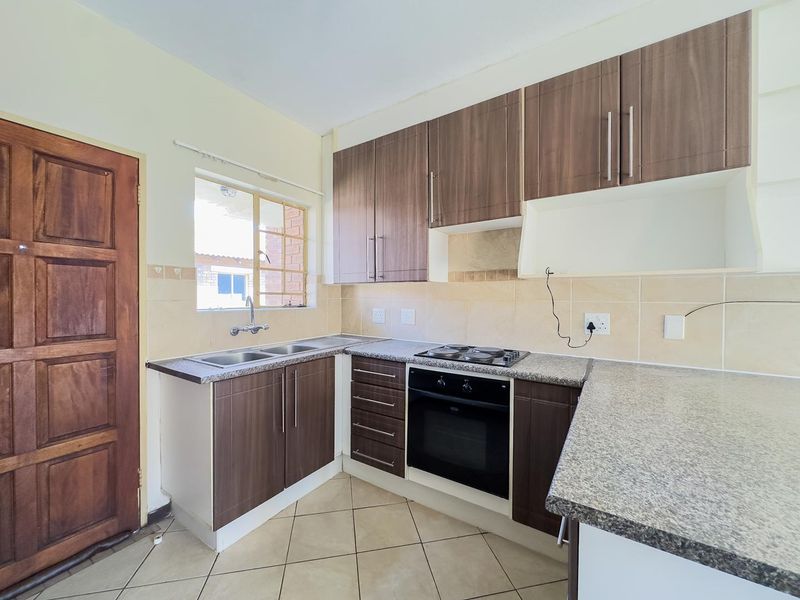 2 Bedroom Townhouse with Private Garden - Photo 7