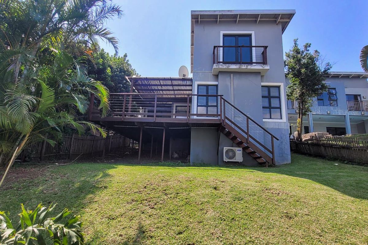4 Bedroom Home Palm Lakes Estate - Photo 3