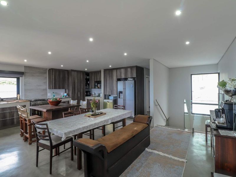4 Bedroom Luxurious Family Home with Panoramic Ocean View - Photo 8