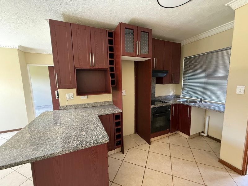 Charming 2bedroom with Garden: Steps from City Center! - Photo 5