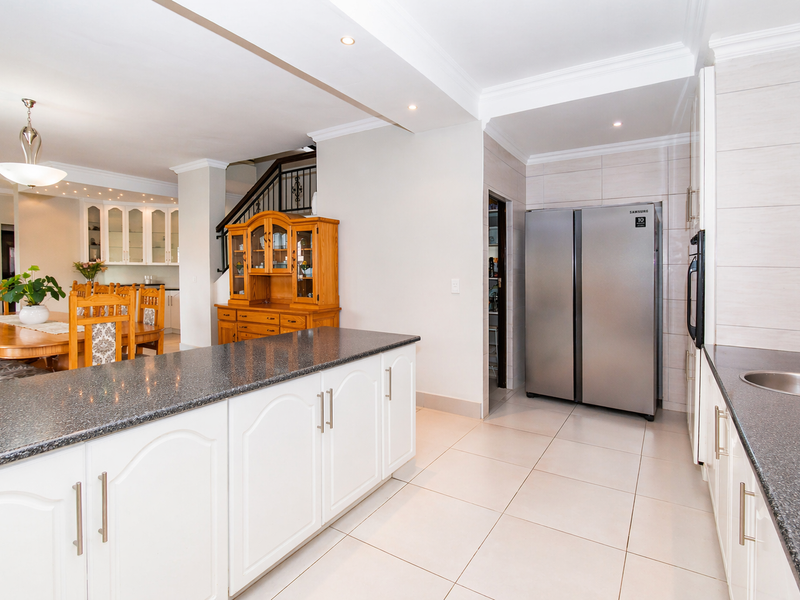 Upmarket secure Duplex Townhouse with Scenic Views & Exceptional Flow - Photo 10