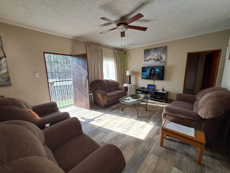 Discover Your Dream Home in Escombe! - Photo 3