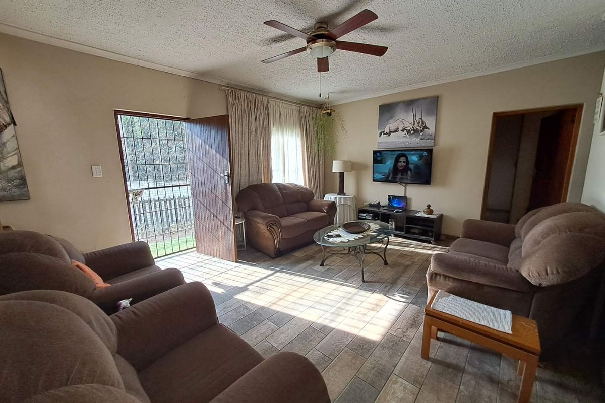 Discover Your Dream Home in Escombe! - Photo 3