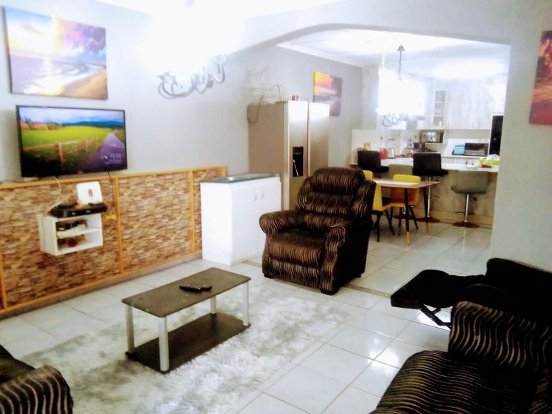 SPACIOUS, LOW-MAINTENANCE HOME WITH GRANNY FLAT IN A QUIET, FRIENDLY NEIGHBOURHOOD - Photo 6