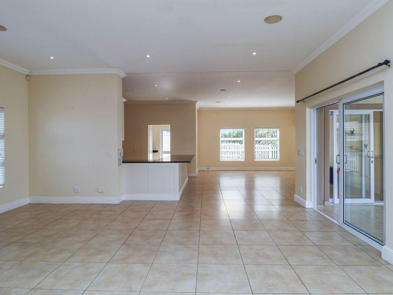 Light, bright and easy to maintain. - Photo 7