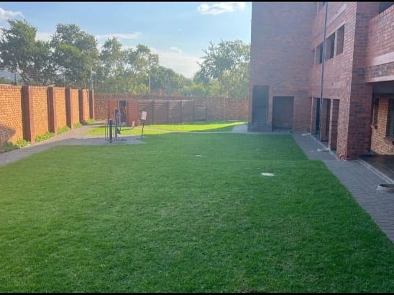 2 Bedroom Apartment in Montana Oxford Apartments - Photo 2