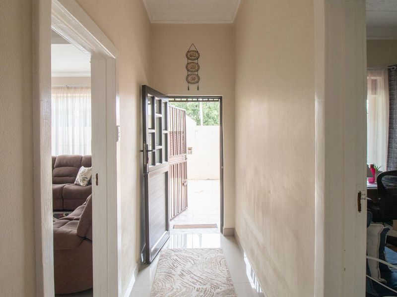 Charming 3-Bed Home with Income-Generating Flatlets! - Photo 10