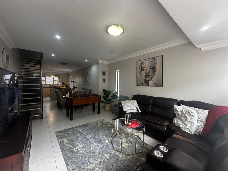 The Perfect Blend of Style and Comfort - Photo 9