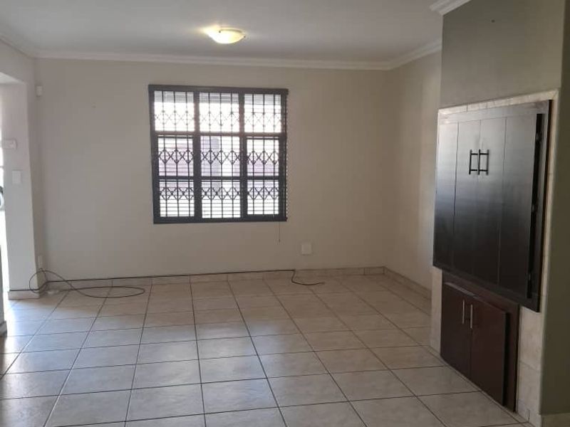 Beautiful Townhouse for Sale in Fairways Complex - Walvis Bay - Photo 5