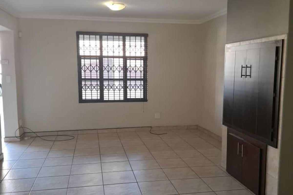 Beautiful Townhouse for Sale in Fairways Complex - Walvis Bay - Photo 5