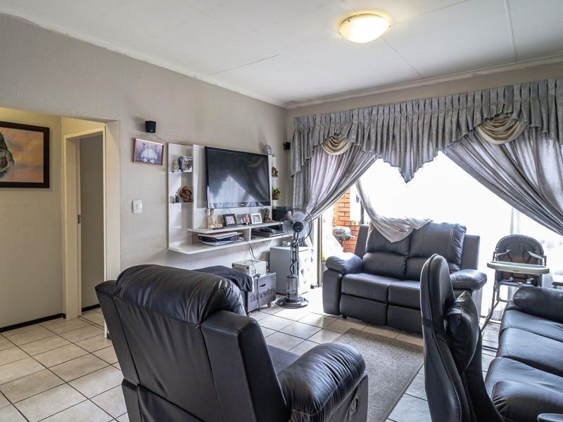 Modern 2-Bedroom @ Bathroom Apartment in Established Face Brick Complex - Photo 5