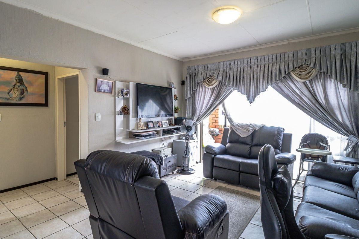 Modern 2-Bedroom @ Bathroom Apartment in Established Face Brick Complex - Photo 5