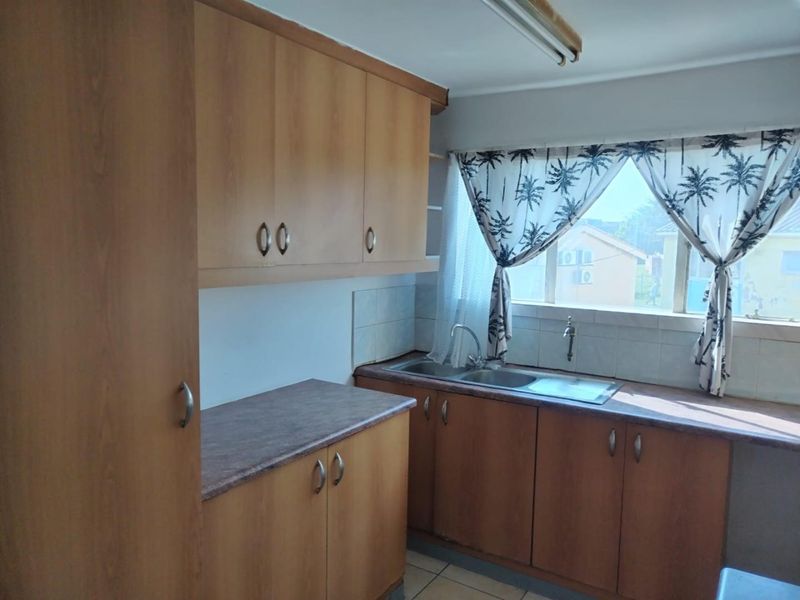 1 bedroom with lots of cupboard space - Photo 5