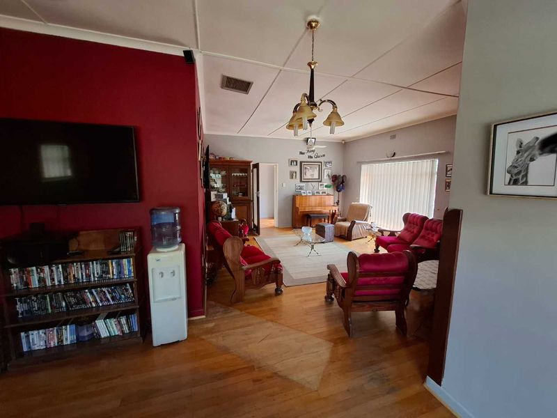 Meticulously cared for family home in an established neighbourhood. - Photo 2