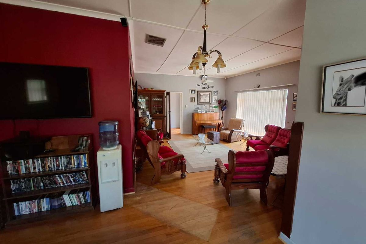 Meticulously cared for family home in an established neighbourhood. - Photo 2