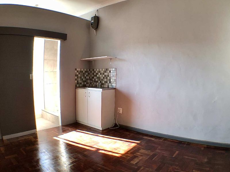 Bachelor Apartments - Close To Public Transport - Photo 8