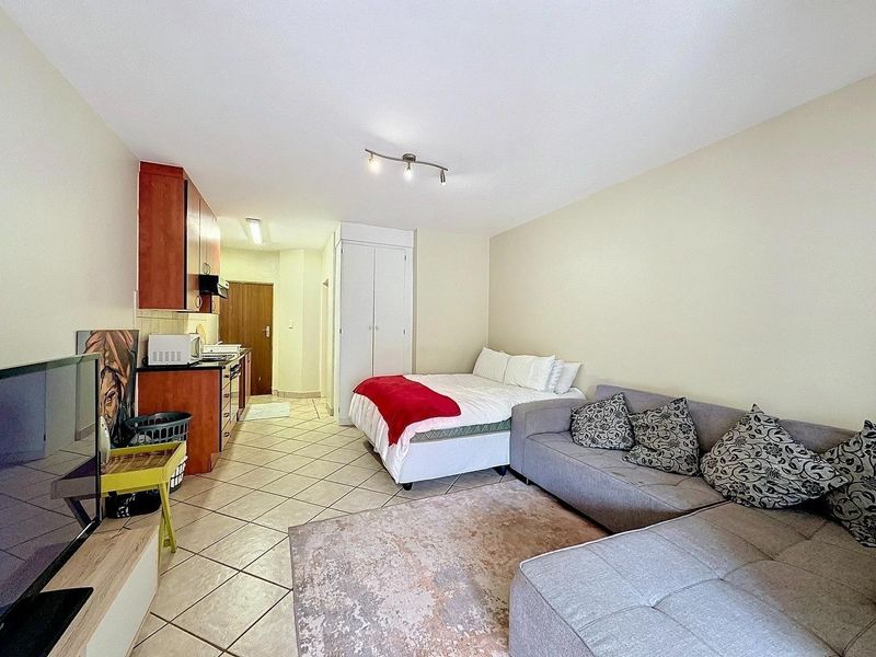 Stunning bachelor apartment to rent! - Photo 2