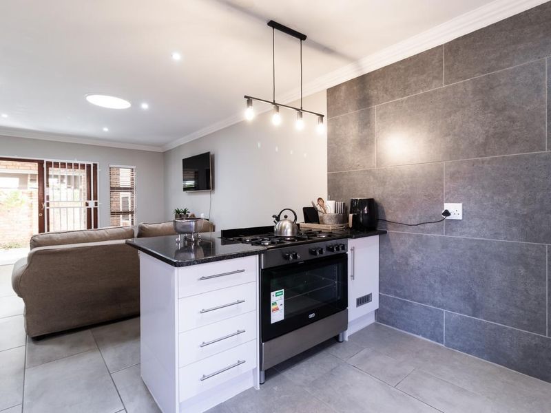 Stylish, Newly Renovated 3 Bedroom Townhouse in Bartlett - Photo 9