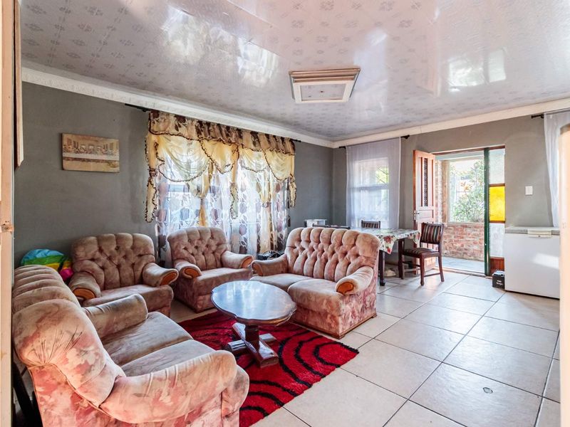Family Home For Sale - R650 000 Neg - Photo 1