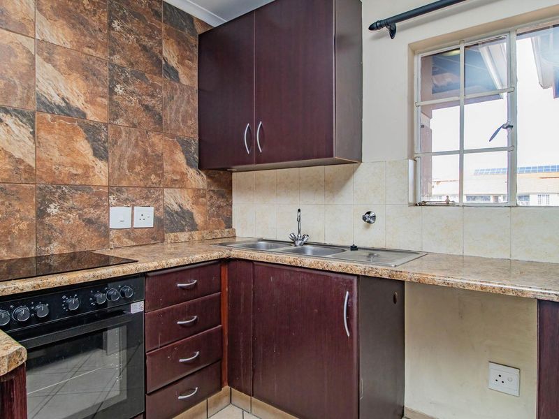Your Ideal 2-Bed Apartment with Ensuite & Pool Amenities! - Photo 4