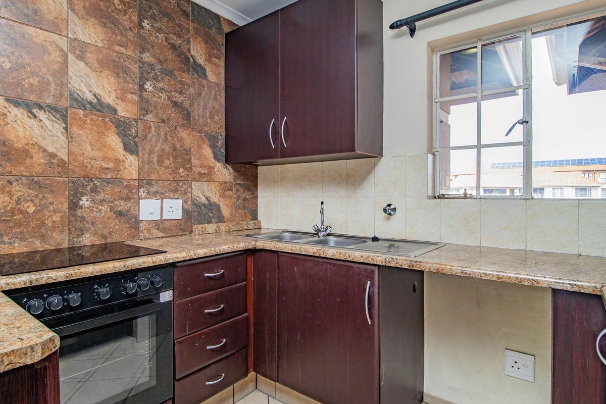 Your Ideal 2-Bed Apartment with Ensuite & Pool Amenities! - Photo 4