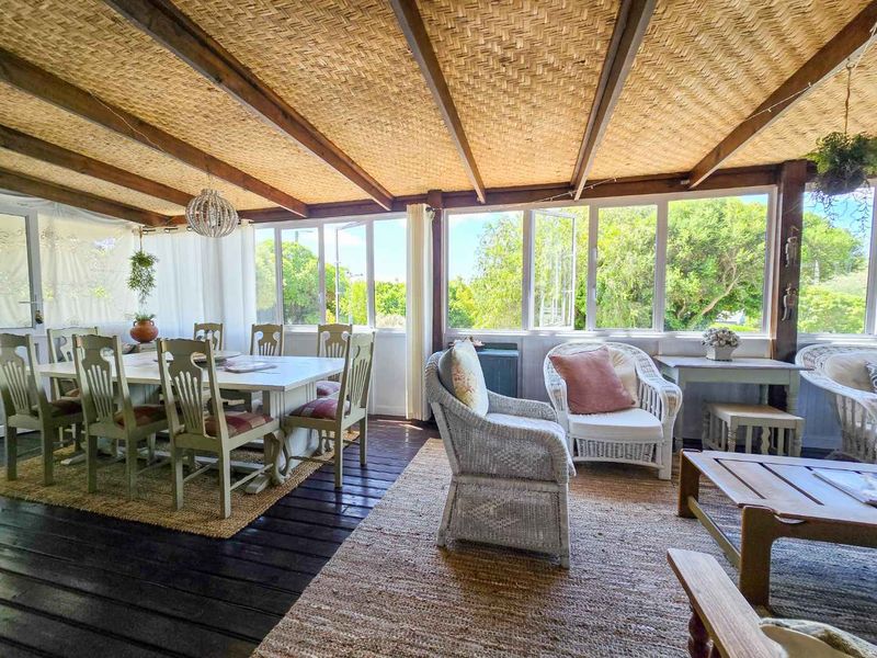 Family living with breathtaking river views. - Photo 6