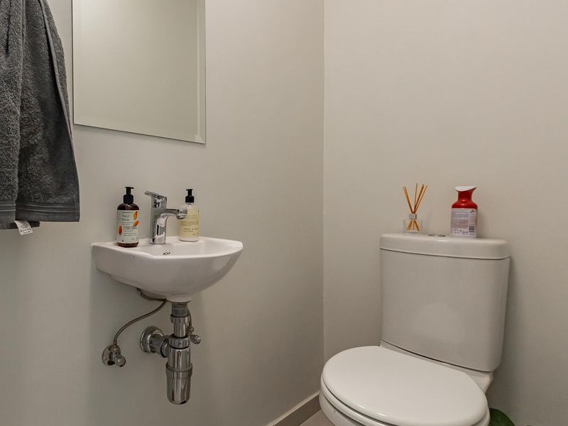 Modern 3 bedroom in a Secure and Sought-After Estate available for rent. - Photo 9