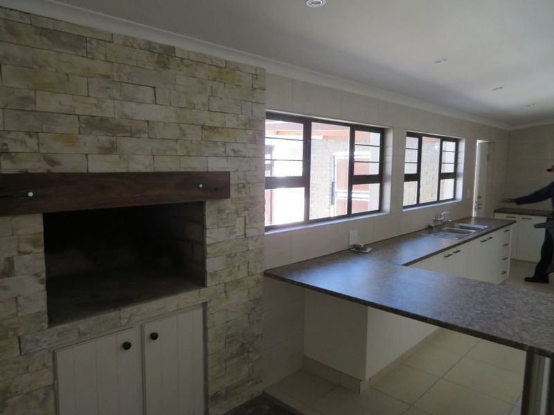 Spacious Family Home and Flat situated in a popular central prime area in Walvis Bay - Photo 4