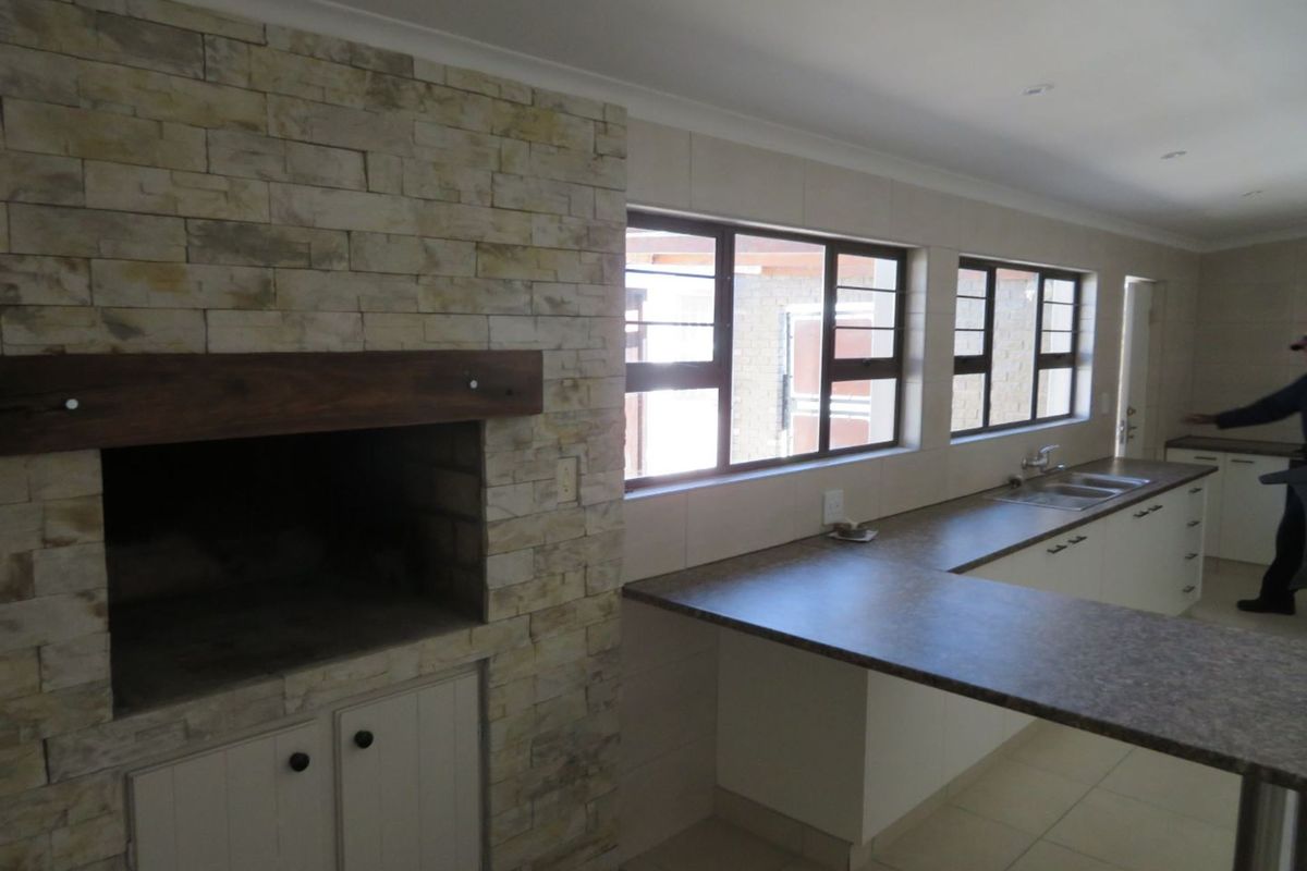 Spacious Family Home and Flat situated in a popular central prime area in Walvis Bay - Photo 4