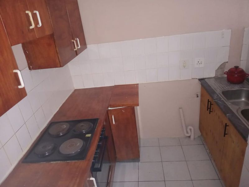 Discover simple, stylish living in this well-maintained 2-bedroom flat, perfect for comfortable everyday living or a smart investment opportunity. - Photo 4