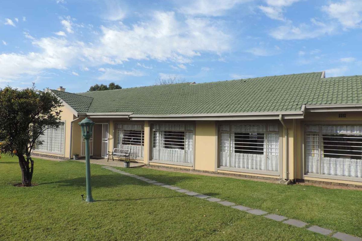 Immaculate home in the heart of Brackenhurst - Photo 3