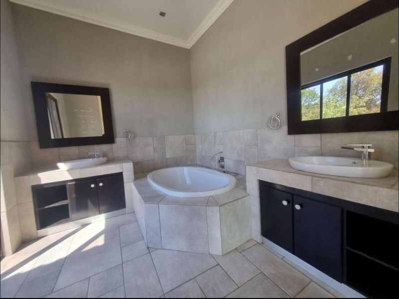 Luxurious four Bedroom House with Breathtaking Views - Photo 7