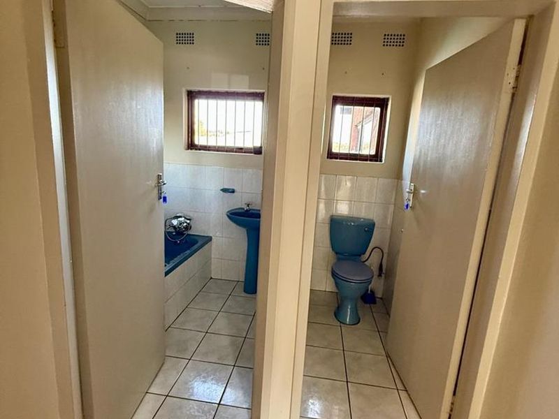 Newly renovated entertainers dream in a partially enclosed area - Photo 7