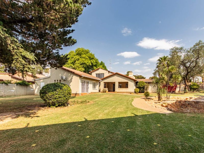 Prime location, fixer upper, lots of great exposure. Opportunity not to be missed - Photo 5