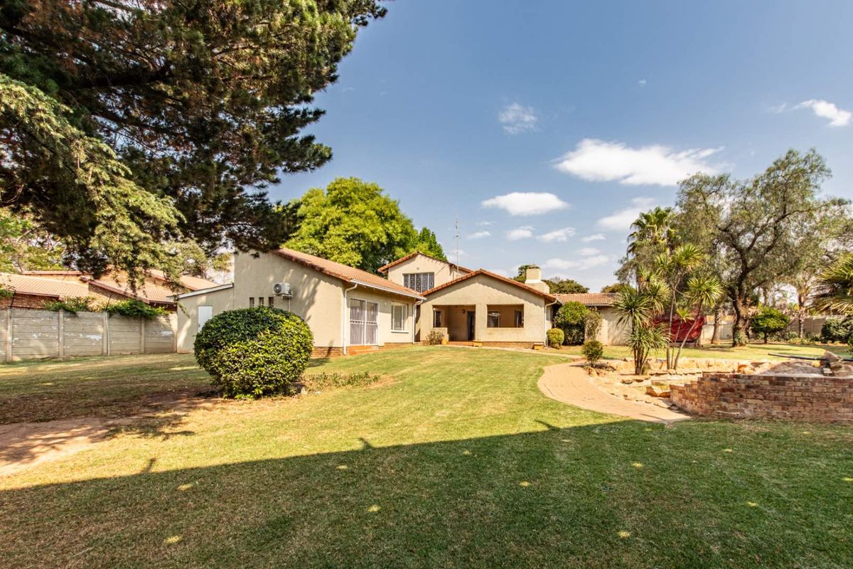 Prime location, fixer upper, lots of great exposure. Opportunity not to be missed - Photo 5