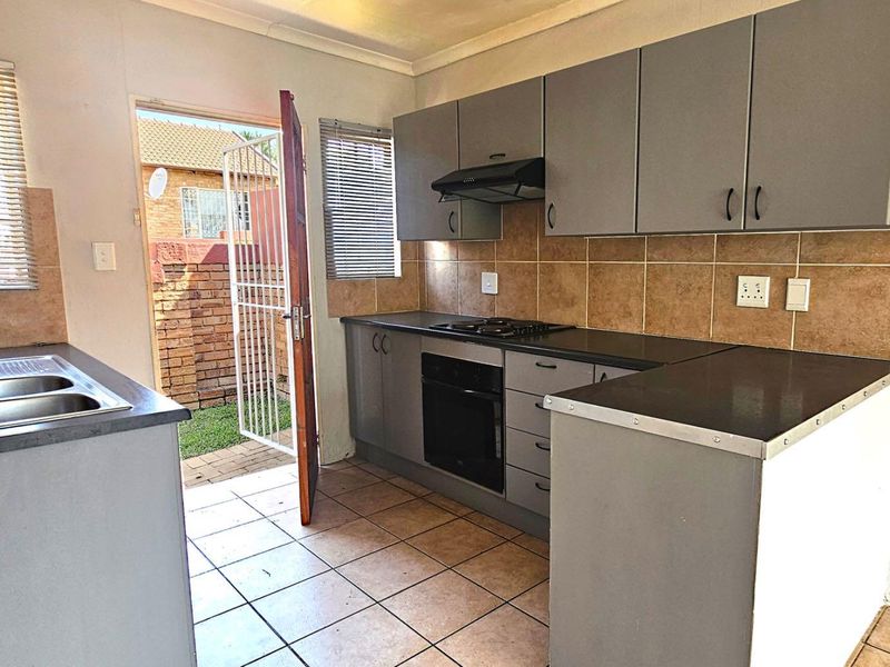 NEAT AS A PIN - WITH SPACE GALORE!! - Photo 9