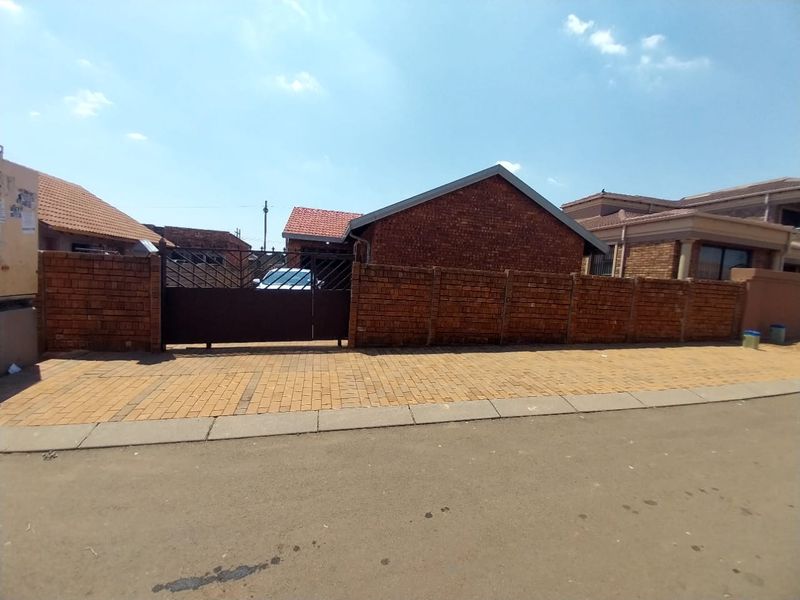 4 Bedroom House Ready To Welcome You In Maokeng Tembisa Ext 1 - Photo 6