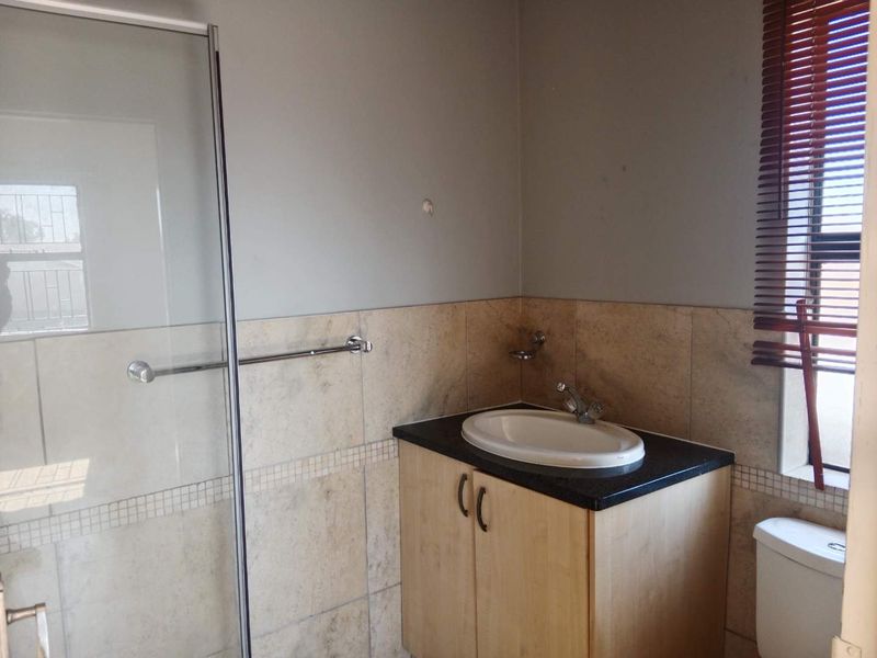 3 Bedroom, 2 Bathroom Apartment To Let - Photo 9