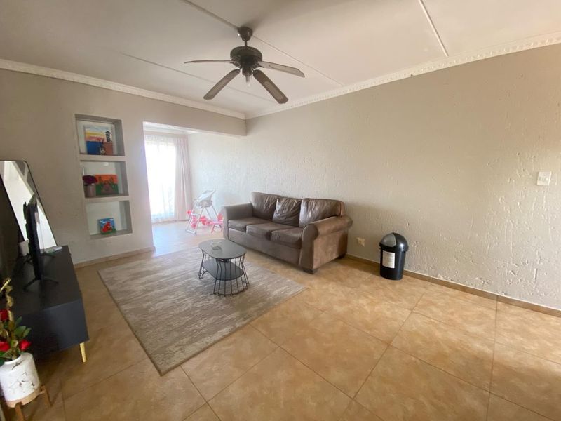Neat 2-Bedroom Townhouse with Enclosed Balcony in Secure Complex - Photo 4