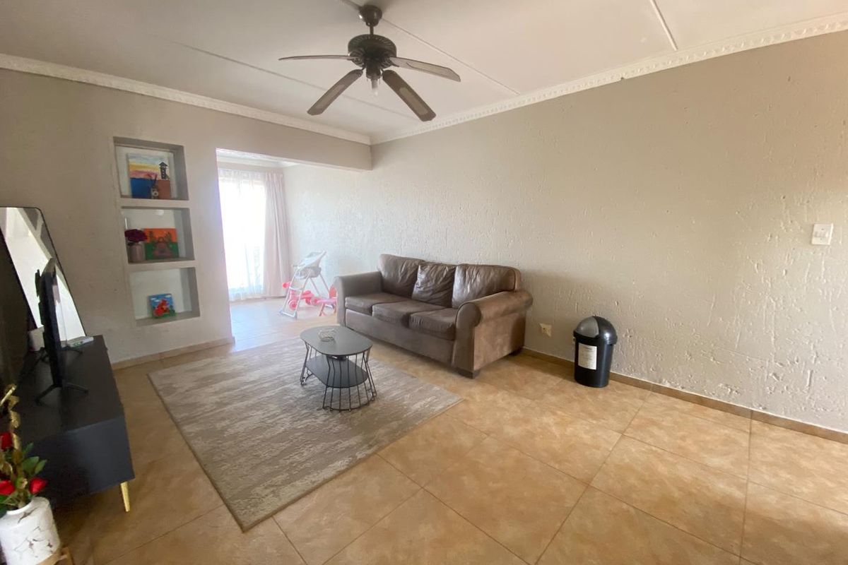 Neat 2-Bedroom Townhouse with Enclosed Balcony in Secure Complex - Photo 4
