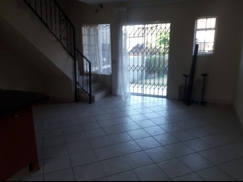 2 Bedroom Duplex Apartment to rent!! - Photo 8