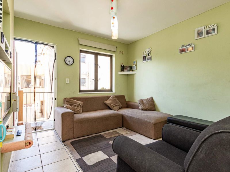 Welcome to your first home or next investment unit! - Photo 5