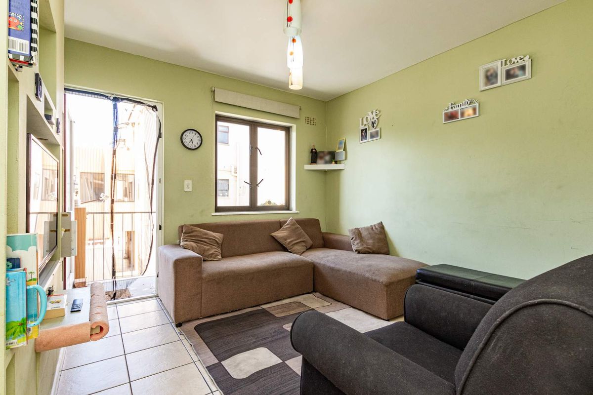 Welcome to your first home or next investment unit! - Photo 5