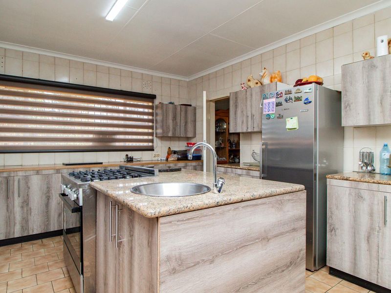 Beautiful Secured Home with Newly Renovated Kitchen - Photo 8