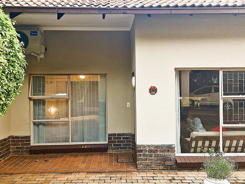 Versatile Family Home with Private Flat - Photo 2