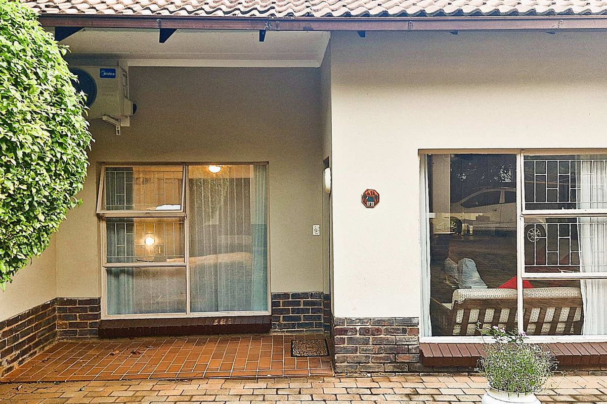 Versatile Family Home with Private Flat - Photo 2