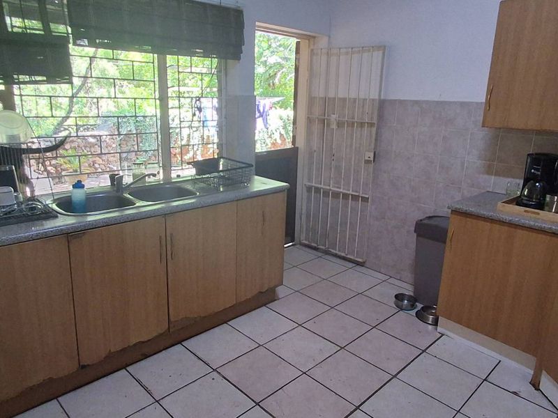 Cul-de-Sac Dream: Large 3-Bed Fixer with Pool & Office - Photo 6